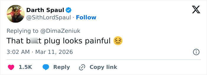 Tweet from user Darth Spaul reacting with humor and an emoji about an odd detail inside Elon Musk's house noticed by people.