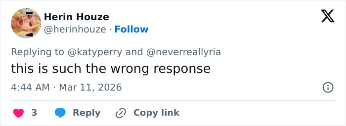 Screenshot of a tweet criticizing Katy Perry&rsquo;s grim response to a struggling fan, sparking intense backlash online.