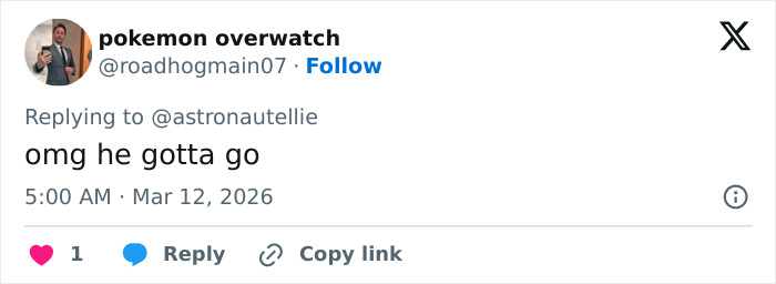 Screenshot of a Twitter reply accusing Pedro Pascal related to blocking fans over rumored boyfriend controversy.
