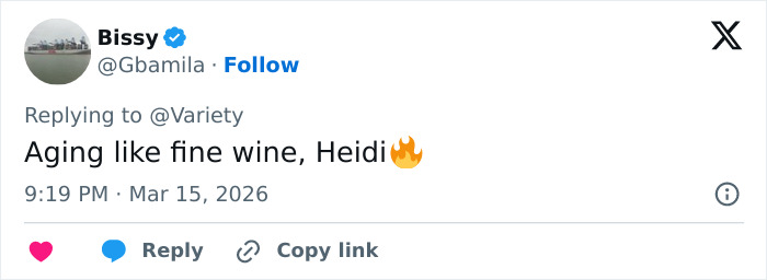 Depois daquela roupa viral de 'manequim' de látex, Heidi Klum muda as coisas no tapete vermelho do Oscar