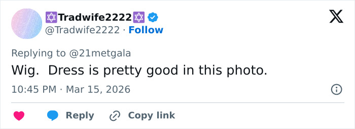 Tweet from user Tradwife2222 commenting on Nicole Kidman&rsquo;s Oscars appearance and fans noticing odd details in her look.