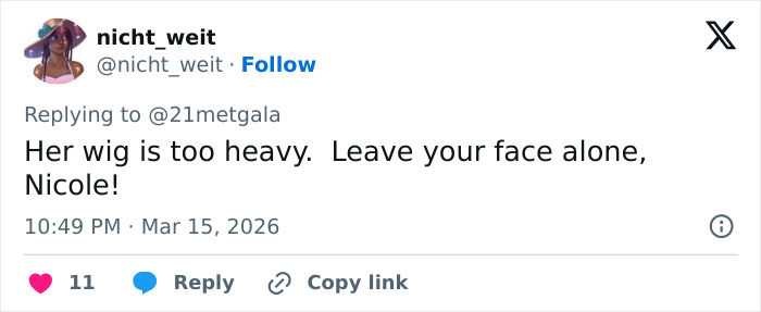 Tweet criticizing Nicole Kidman&rsquo;s Oscars appearance, mentioning concerns about her wig and face details.