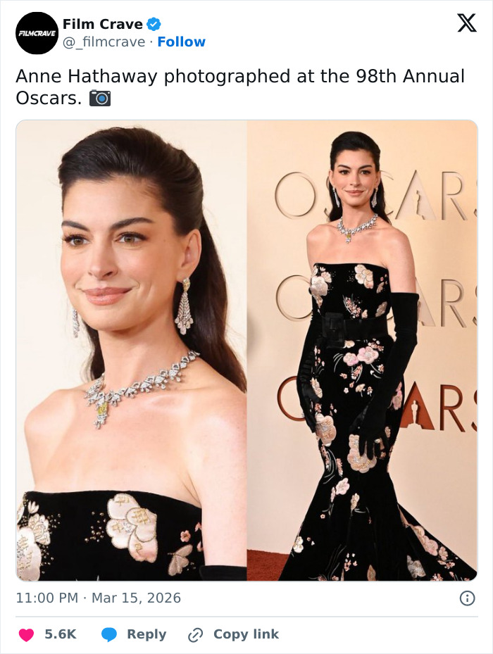 A aparição de Anne Hathaway no Oscar provoca reações selvagens enquanto os fãs percebem algo estranho