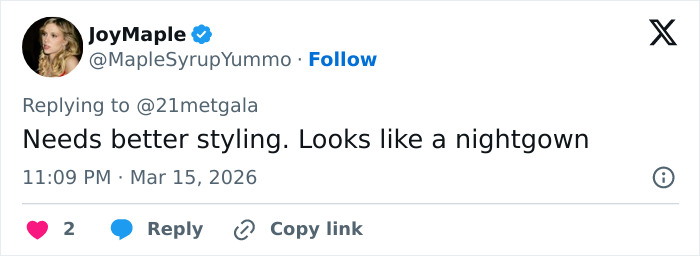 O visual do Oscar de Emma Stone levanta as sobrancelhas enquanto a conversa sobre as normas de beleza 'Hollyweird' se intensifica