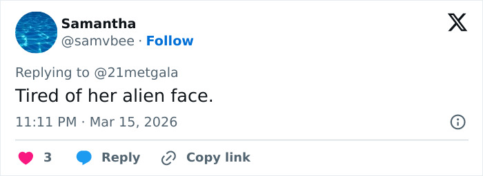 O visual do Oscar de Emma Stone levanta as sobrancelhas enquanto a conversa sobre as normas de beleza 'Hollyweird' se intensifica