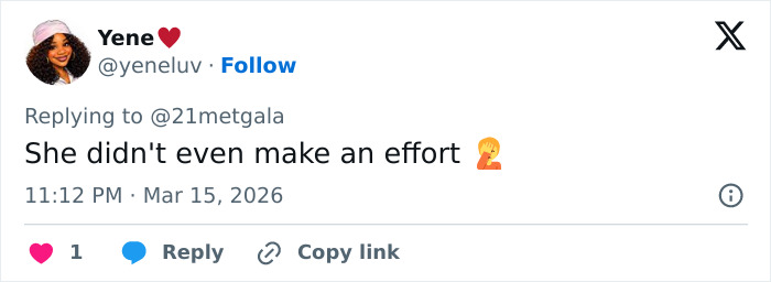 O visual do Oscar de Emma Stone levanta as sobrancelhas enquanto a conversa sobre as normas de beleza 'Hollyweird' se intensifica