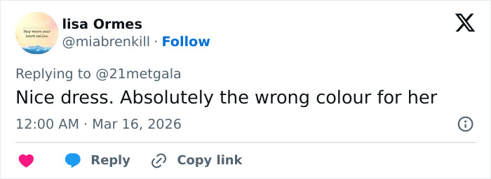 Nicole Kidman at Oscars event, wearing a dress, with fans noticing odd details in her appearance.