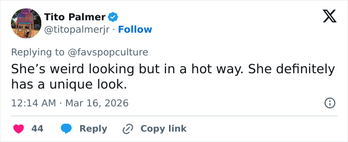 O visual do Oscar de Emma Stone levanta as sobrancelhas enquanto a conversa sobre as normas de beleza 'Hollyweird' se intensifica