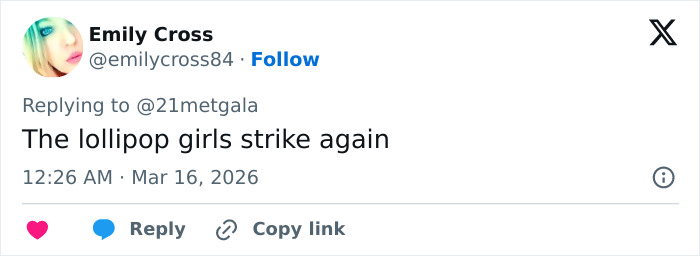 Nicole Kidman at the Oscars, fans noticing odd details in her appearance sparking concern and discussion online.