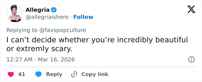 O visual do Oscar de Emma Stone levanta as sobrancelhas enquanto a conversa sobre as normas de beleza 'Hollyweird' se intensifica