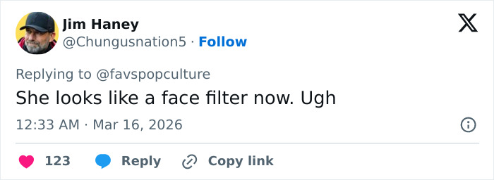 O visual do Oscar de Emma Stone levanta as sobrancelhas enquanto a conversa sobre as normas de beleza 'Hollyweird' se intensifica