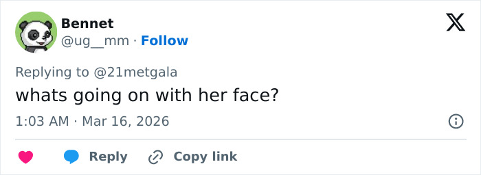 O visual do Oscar de Emma Stone levanta as sobrancelhas enquanto a conversa sobre as normas de beleza 'Hollyweird' se intensifica