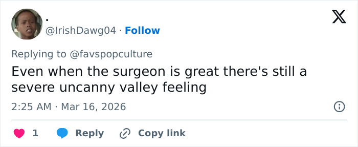 O visual do Oscar de Emma Stone levanta as sobrancelhas enquanto a conversa sobre as normas de beleza 'Hollyweird' se intensifica