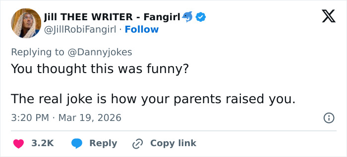 Resposta no Twitter de Jill THEE WRITER contando uma piada ofensiva, com fãs e Adam Pearson respondendo ao tweet do comediante.