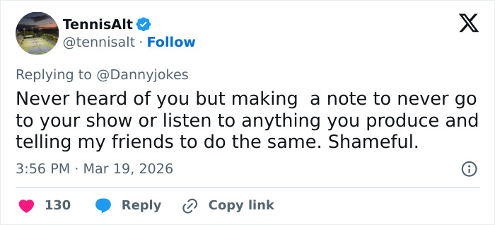 Captura de tela de um tweet mostrando fãs, incluindo Adam Pearson, fazendo comentários ofensivos de um comediante sobre ele.