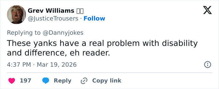 Captura de tela de um tweet destacando a polêmica envolvendo Adam Pearson e a mensagem ofensiva de um comediante sobre deficiência.