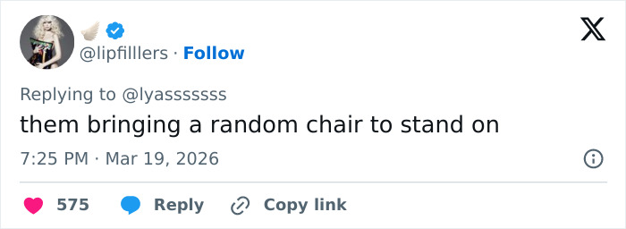 Screenshot of a Twitter post criticizing Olivia Rodrigo’s Vogue cover, highlighting bizarre details fans noticed. Screenshot of a Twitter post criticizing Olivia Rodrigo’s Vogue cover, highlighting bizarre details fans noticed.