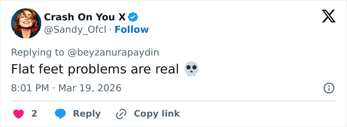 Screenshot of a tweet commenting on Olivia Rodrigo’s Vogue cover, highlighting bizarre details seen by fans. Screenshot of a tweet commenting on Olivia Rodrigo’s Vogue cover, highlighting bizarre details seen by fans.