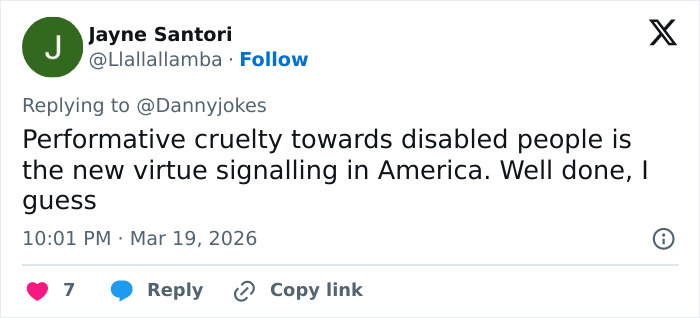 Tweet de Jayne Santori criticando a crueldade performática contra pessoas com deficiência em resposta à postagem ofensiva do comediante sobre Adam Pearson.
