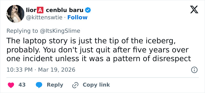Tweet discutindo a demissão da ex-assistente de Kylie Jenner por causa de repetidos problemas com laptop e desrespeito. Tweet discutindo a demissão da ex-assistente de Kylie Jenner por causa de repetidos problemas com laptop e desrespeito.