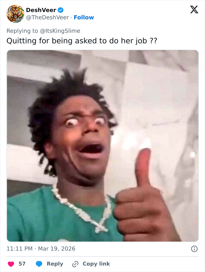 Homem levantando o polegar com uma expressão de surpresa reagindo ao momento de demissão da ex-assistente de Kylie Jenner. Homem levantando o polegar com uma expressão de surpresa reagindo ao momento de demissão da ex-assistente de Kylie Jenner.