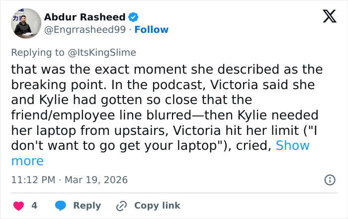 Tweet de Abdur Rasheed discutindo a ex-assistente de Kylie Jenner, revelando o momento em que ela decidiu pedir demissão por causa de um problema no laptop. Tweet de Abdur Rasheed discutindo a ex-assistente de Kylie Jenner, revelando o momento em que ela decidiu pedir demissão por causa de um problema no laptop.