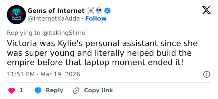 Captura de tela de um tweet discutindo a ex-assistente de Kylie Jenner, Victoria, e o momento do laptop que a levou a desistir. Captura de tela de um tweet discutindo a ex-assistente de Kylie Jenner, Victoria, e o momento do laptop que a levou a desistir.
