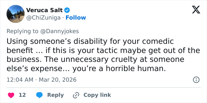 Captura de tela do tweet mostrando um usuário criticando o comentário ofensivo de um comediante sobre a deficiência de Adam Pearson.