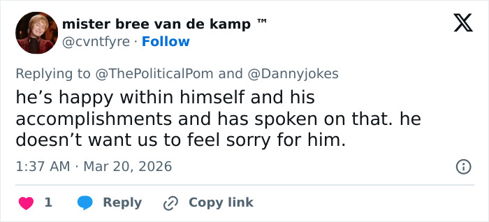 Captura de tela do tweet respondendo ao tweet ofensivo do comediante sobre Adam Pearson, destacando o apoio dos fãs.