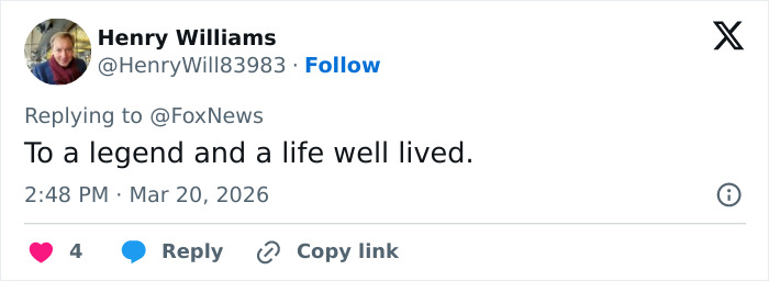 Tweet de Henry Williams prestando homenagem a Chuck Norris, mencionando a reação dos fãs aos filhos de Chuck Norris quebrando o silêncio após a morte do pai.