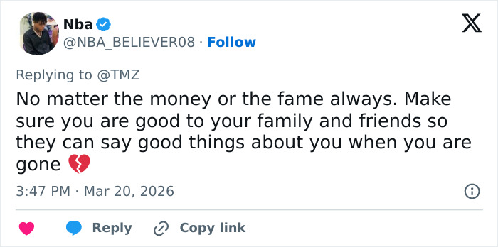 Captura de tela de um tweet expressando conselhos sinceros dos filhos de Chuck Norris após a morte repentina de seu pai com um emoji de coração partido.