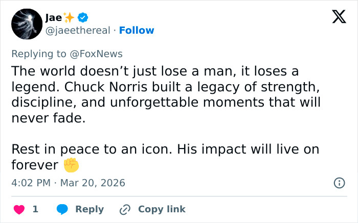 Tweet expressando condolências e legado de Chuck Norris após o falecimento repentino de um de seus filhos.