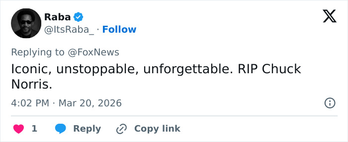 Tweet do usuário Raba expressando RIP para Chuck Norris, referindo-se aos filhos de Chuck Norris quebrando o silêncio após a morte repentina de seu pai.