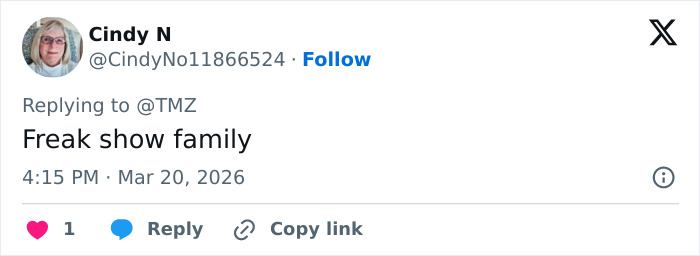 Mulher de óculos e suéter azul comentando sobre a irmã de Joseph Duggar, Jill, falando após a prisão do irmão. Mulher de óculos e suéter azul comentando sobre a irmã de Joseph Duggar, Jill, falando após a prisão do irmão.