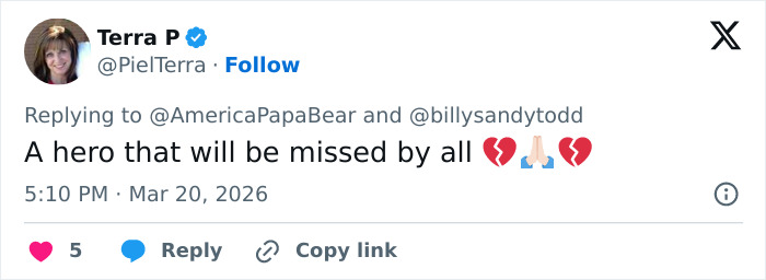 Tweet de Terra P expressando tristeza com o coração partido e emojis de mãos em oração após o falecimento repentino de Chuck Norris.