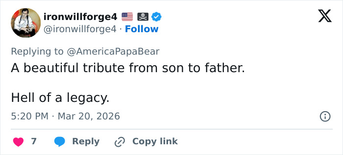 Captura de tela de um tweet elogiando os filhos de Chuck Norris quebrando o silêncio após a morte repentina de seu pai com uma mensagem de homenagem.