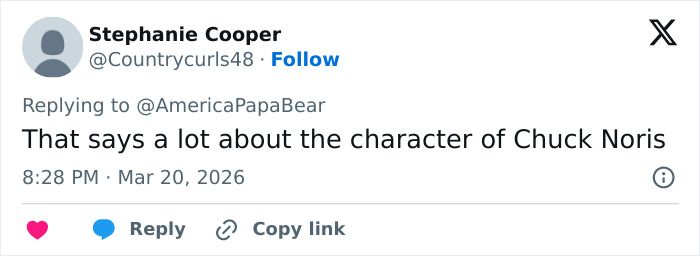 Captura de tela de um tweet discutindo o personagem Chuck Norris enquanto seus filhos quebram o silêncio após a morte repentina do pai.