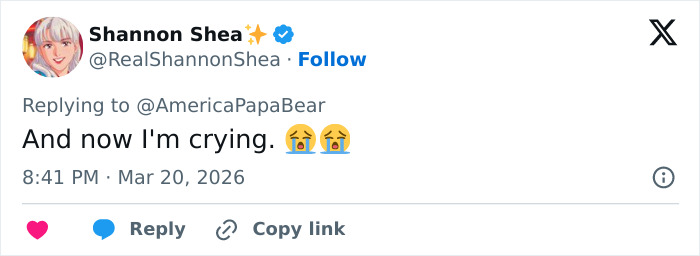 Captura de tela de uma resposta na mídia social expressando tristeza e emojis de choro depois que os filhos de Chuck Norris quebraram o silêncio sobre o falecimento de seu pai.