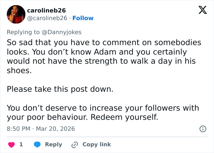 Tweet de um usuário defendendo Adam Pearson, criticando o tweet ofensivo do comediante e denunciando mau comportamento online.