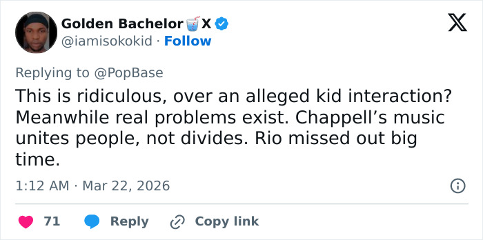 Captura de tela do tweet mostrando um comentário defendendo Chappell Roan depois que ela foi banida pelo tratamento dado pelo segurança à filha de Jude Law.
