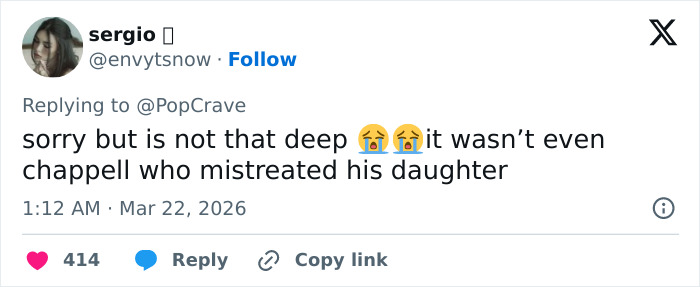 Tweet discutindo Chappell Roan banido do festival devido ao tratamento dado pelo segurança à filha de 11 anos de Jude Law.