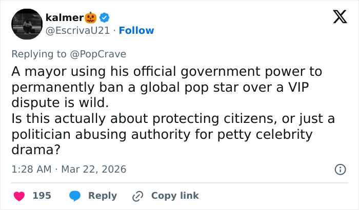 Tweet discutindo um prefeito banindo uma estrela pop global por causa de uma disputa VIP e questionando os motivos políticos por trás da proibição.