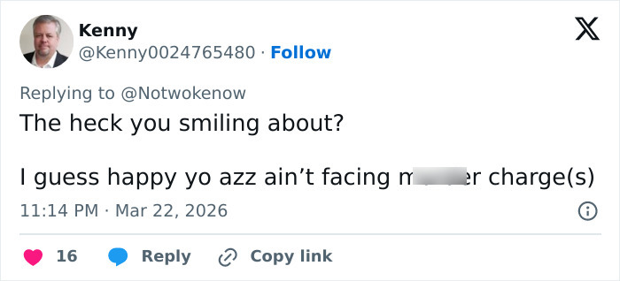 Postagem na mídia social mostrando o usuário Kenny respondendo a um tweet sobre uma mulher de 20 anos do Kentucky presa após dirigir no meio de uma multidão.