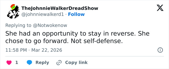 Captura de tela de um tweet discutindo uma mulher de 20 anos de Kentucky presa após dirigir contra uma multidão com extrema indiferença.