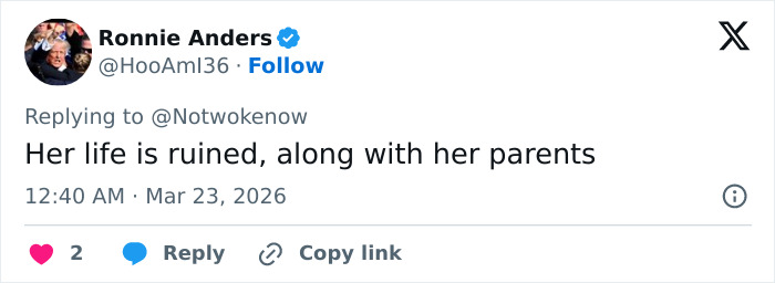 Postagem na mídia social mostrando a reação a uma mulher de 20 anos do Kentucky presa após dirigir contra uma multidão.