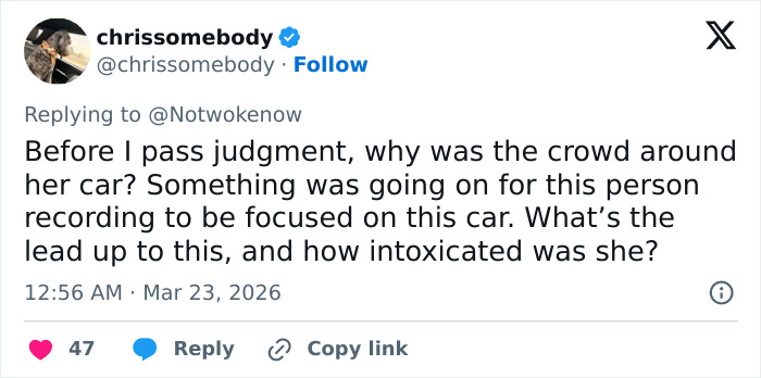 Tweet discutindo uma multidão ao redor de um carro e questionando a intoxicação em uma mulher de Kentucky presa após dirigir no meio de uma multidão.