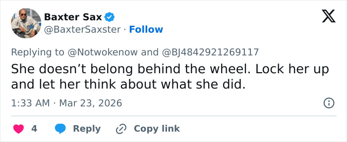 Captura de tela de um tweet comentando sobre a prisão de uma mulher de 20 anos do Kentucky por dirigir contra uma multidão.