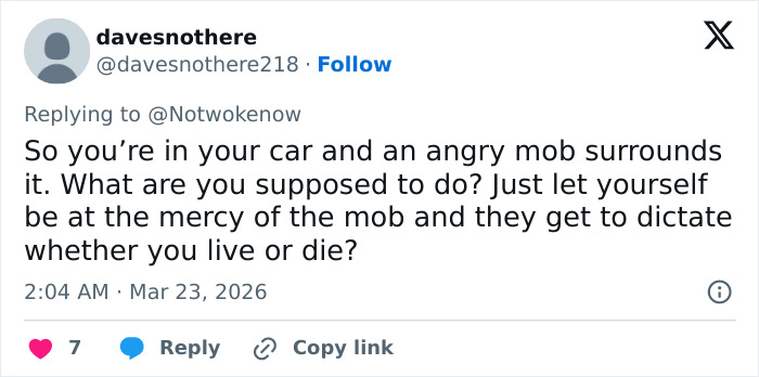 Captura de tela de uma postagem nas redes sociais discutindo uma mulher de 20 anos do Kentucky presa após dirigir contra uma multidão.