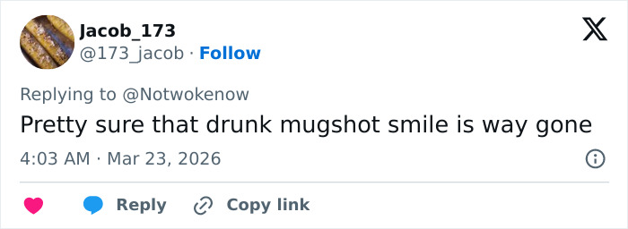 Captura de tela de uma postagem na mídia social comentando uma foto relacionada a uma mulher de Kentucky presa por dirigir contra uma multidão.