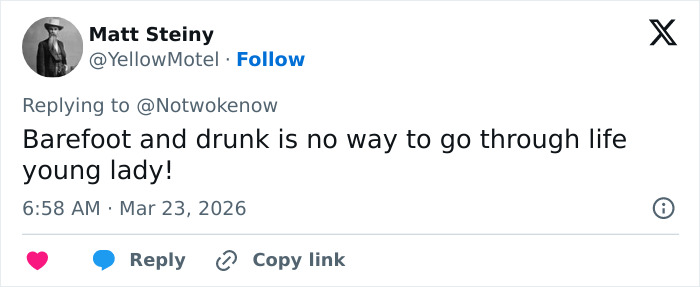 Captura de tela de uma resposta no Twitter criticando uma mulher de 20 anos do Kentucky presa após dirigir contra uma multidão.